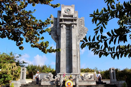 Quân dân Trường Sa dâng hương các anh hùng liệt sĩ trước ngày bầu cử đại biểu Quốc hội khóa XVI