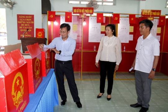 Những ai được lựa chọn tham gia các tổ bầu cử