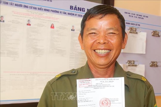 Rộn ràng lá phiếu sớm của cử tri lực lượng vũ trang Cần Thơ