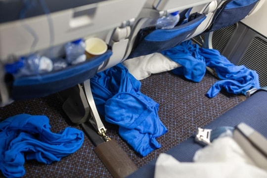 Tiếp viên tiết lộ những thứ mất vệ sinh nhất trên máy bay