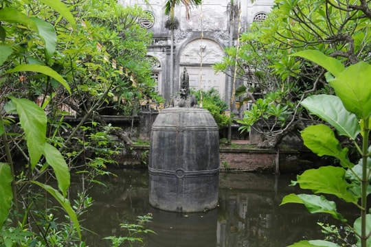 Chuông chùa nào chôn dưới ao?