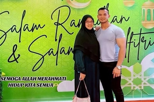 Thường xuyên bị nhầm là con vì kém vợ 23 tuổi