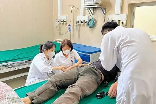 Uống nhiều nước tăng lực, người đàn ông yếu liệt hai chân