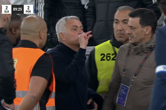 Mourinho bị cấm chỉ đạo hai trận