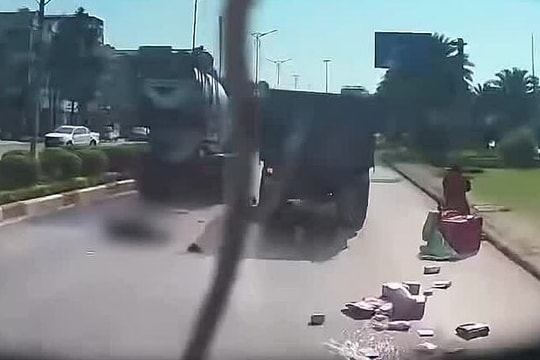 Vượt ở khe hẹp, người đi xe máy bị xe bồn cán qua