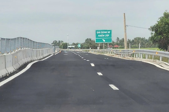 Cao tốc Cần Thơ - Cà Mau bị lún