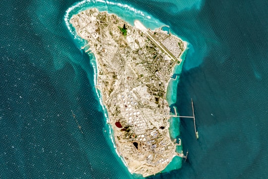 Mỹ không kích hòn đảo 'huyết mạch dầu mỏ' của Iran