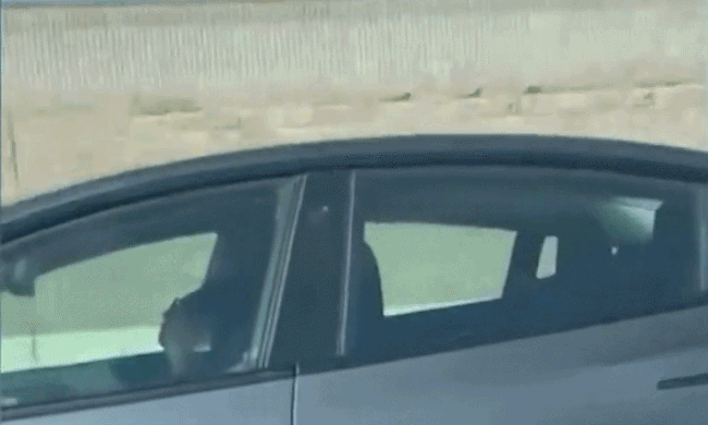 Tài xế xe Tesla nằm ngủ mặc ôtô tự lái trên cao tốc