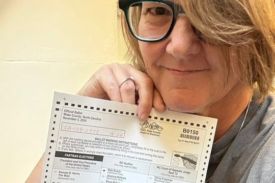 Cử tri Mỹ vướng rắc rối vì đăng ảnh tự sướng với lá phiếu lên mạng xã hội