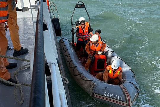 Cứu 4 thuyền viên trôi dạt 20 giờ trên biển