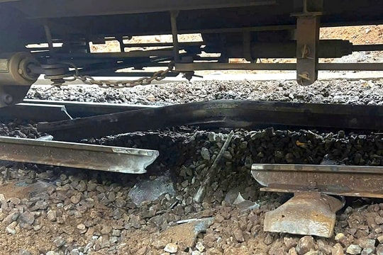 Đá sạt lở làm gãy đường ray trên đèo Hải Vân, gián đoạn đường sắt Bắc - Nam