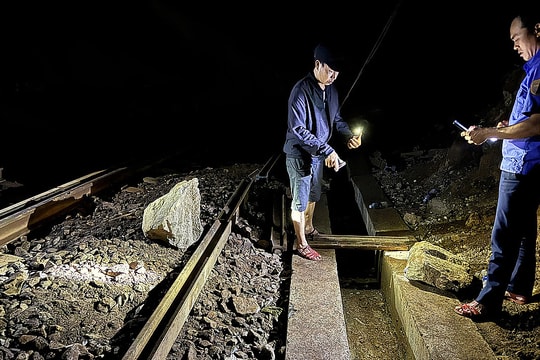 Đá lở xuống đèo Hải Vân, tàu Bắc - Nam dừng chạy lần thứ 2 trong ngày