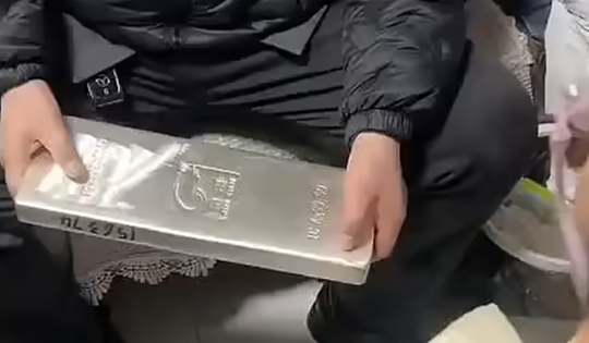 Đang chơi, bé gái 5 tuổi được người đàn ông tặng "quà lạ" hơn 1 tỷ đồng và cái kết bất ngờ