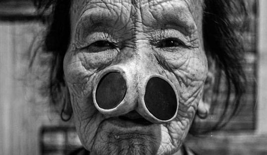 Vùng đất kỳ lạ nơi phụ nữ mê mẩm "làm đẹp" với hai chiếc lỗ kinh dị trên mũi