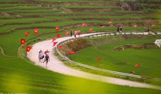 Điểm du lịch nổi tiếng ở Thanh Hóa rực rỡ cờ Tổ quốc trước ngày bầu cử