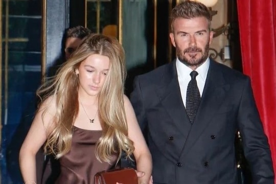 Harper Beckham gây xôn xao