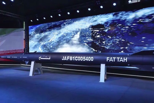 Iran lần đầu phóng tên lửa siêu nặng Sejjil vào các mục tiêu Mỹ - Israel