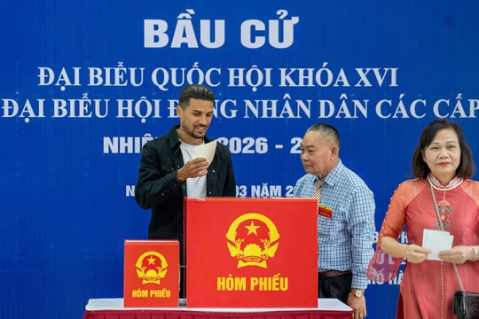 Cầu thủ nhập tịch Đỗ Hoàng Hên đi bầu cử: 'Cột mốc quan trọng của đời tôi'