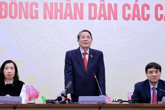 Phó Chủ tịch Quốc hội Nguyễn Đức Hải thăm, động viên phóng viên tác nghiệp bầu cử