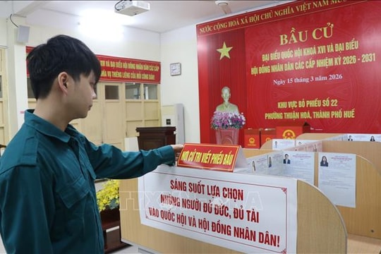 Cử tri thành phố Huế phấn khởi đi thực hiện quyền công dân