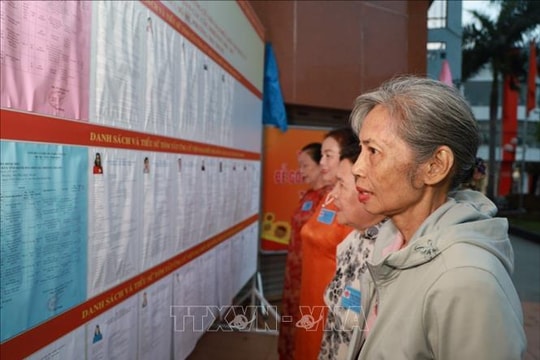 Ngư dân vùng biển Cà Ná (Khánh Hòa) hoàn tất bỏ phiếu để ra khơi bám biển sớm