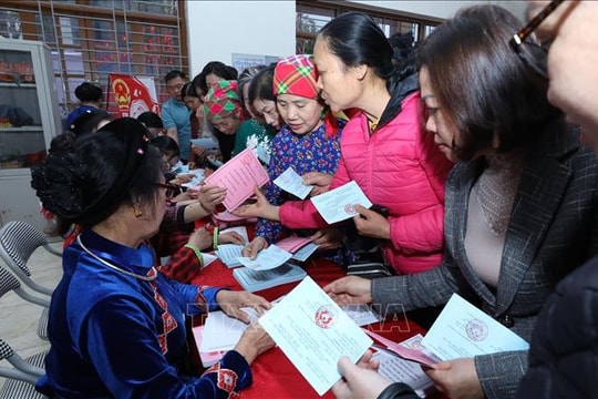 Đồng bào các dân tộc xứ Lạng gửi gắm niềm tin vào từng lá phiếu