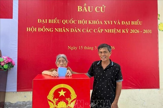 Khoảnh khắc đẹp trong ngày bầu cử