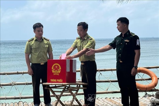 Đưa thùng phiếu vượt biển đến với kiểm lâm giữ đảo rùa