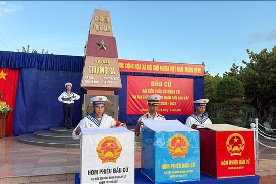 Rộn ràng ngày hội non sông ở Trường Sa