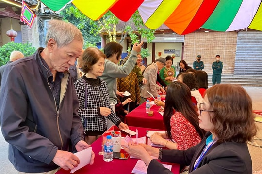 Cử tri Hà Nội hào hứng đi bỏ phiếu, đặt niềm tin vào những lá phiếu lựa chọn