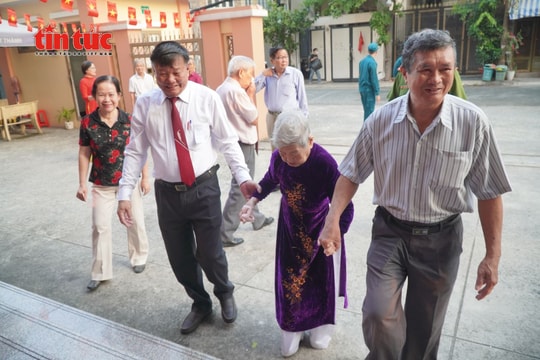 TP Hồ Chí Minh: Xúc động cử tri 100 tuổi cùng các thương binh đi bỏ phiếu từ sớm