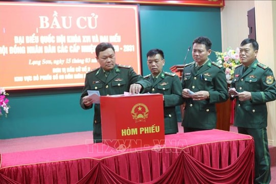 Chiến sĩ Biên phòng, Cảnh sát biển trang trọng thực hiện quyền và nghĩa vụ công dân