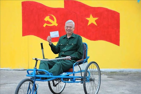 Các cử tri Trung tâm Điều dưỡng Thương binh Thuận Thành thực hiện quyền công dân