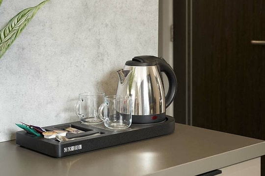 Lý do cần kiểm tra ấm đun nước và máy pha cà phê trong phòng khách sạn