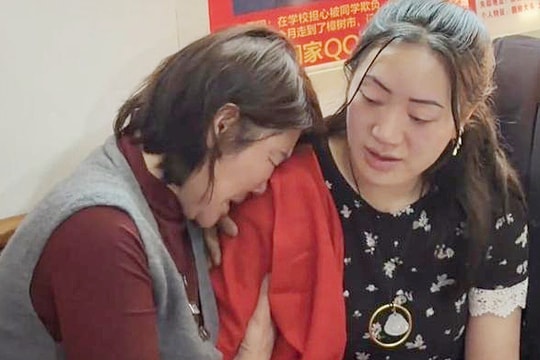 Cuộc đoàn tụ gượng gạo của cô gái bị vứt ở nhà vệ sinh 28 năm trước