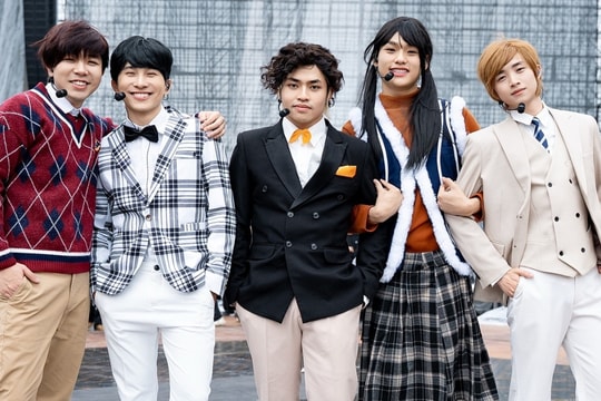 Dàn 'Anh trai say hi' mùa hai hóa trang hài hước