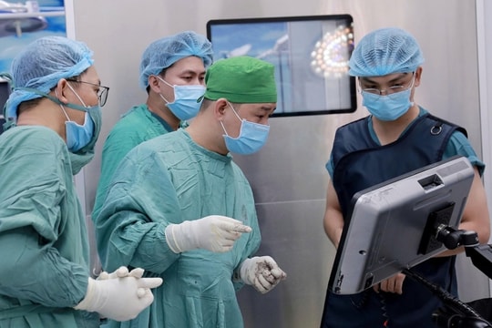 Nhiễm trùng do đắp lá chữa gãy xương