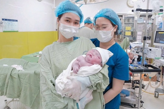 Bé trai chào đời nặng gần 6 kg