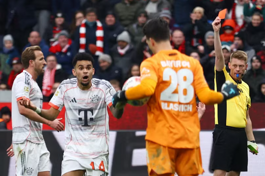 Bayern thoát thua dù nhận 2 thẻ đỏ ở Bundesliga