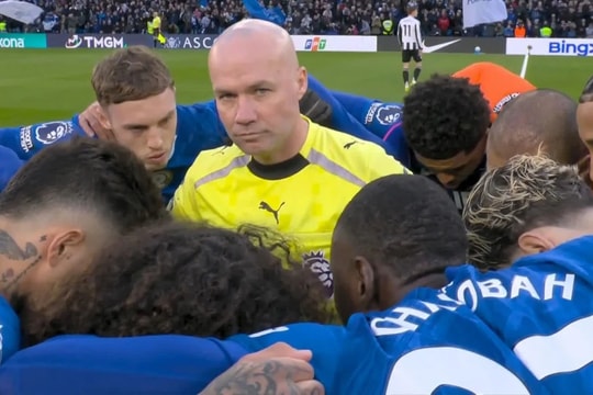 Chelsea thua trong trận đấu trọng tài có hành động lạ