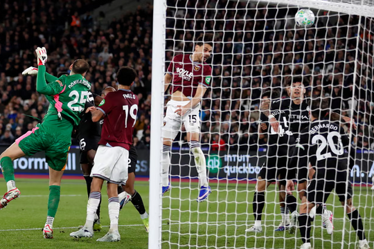 Man City sẩy chân ở Ngoại hạng Anh