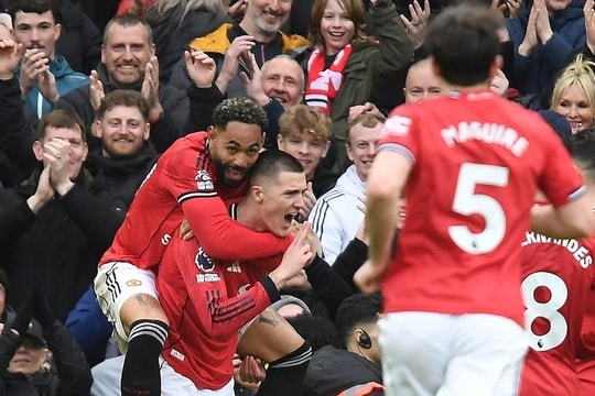 Man Utd thắng Aston Villa, vững vàng trong Top 3