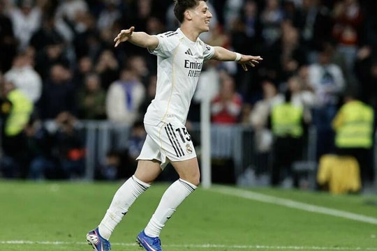 Guler ghi bàn từ giữa sân giúp Real đại thắng