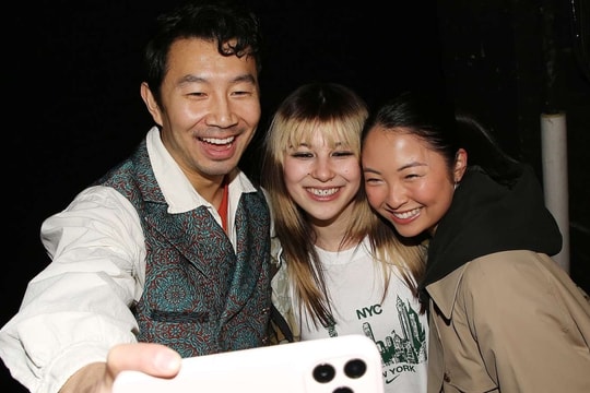 Tài tử Hollywood tái hiện điệu nhảy của Alysa Liu