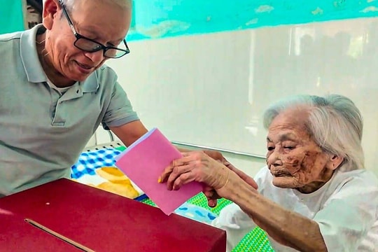 Cụ bà 116 tuổi và nhiều cử tri trăm tuổi tham gia bầu cử
