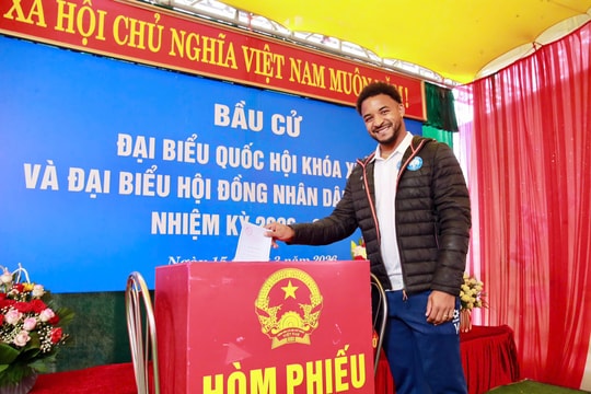 Cầu thủ nhập tịch Nguyễn Xuân Son lần đầu đi bầu cử