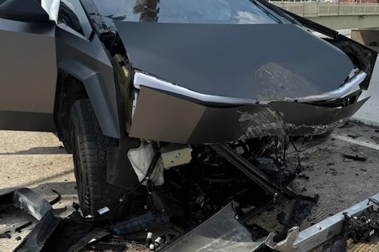 Tài xế tố chế độ lái tự động định lao xe Tesla ra khỏi cầu