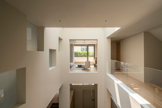 Ngôi nhà 600 m2 với hệ cửa sổ và giếng trời dày đặc