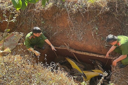 Hai kẻ giang hồ đào hố giữa rừng sâu, chuẩn bị 4 xe máy đi cướp ngân hàng
