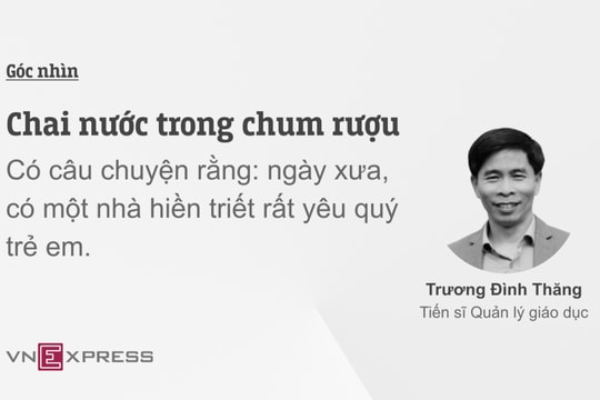 Chai nước trong chum rượu